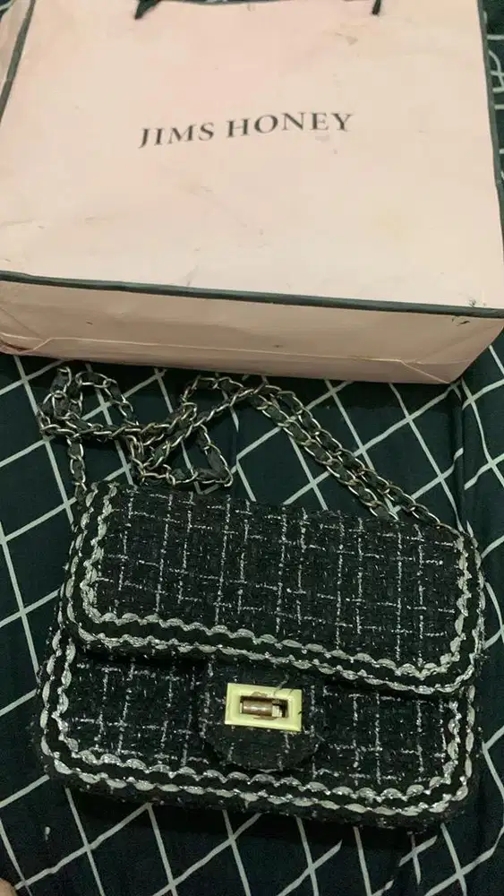 Tas jims hany warna hitam putih lengkap masih ada box tas nya juga