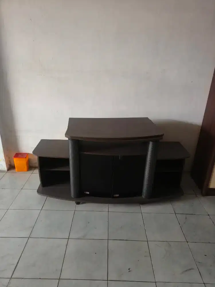 Meja TV Minimalis Pintu Kaca