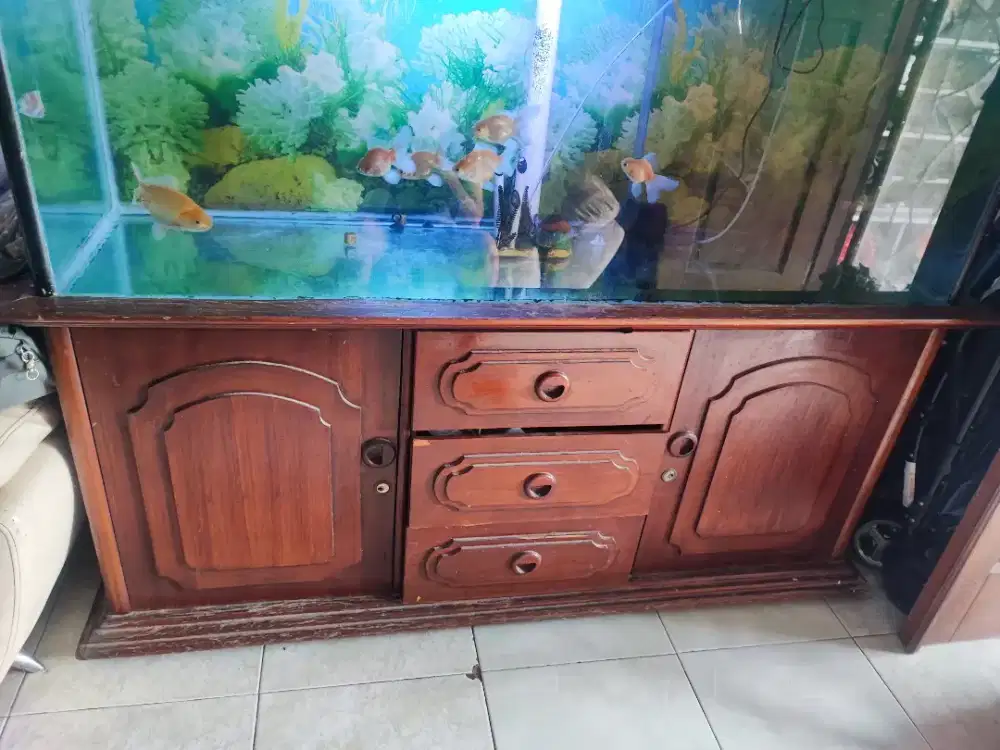 Aquarium ikan dan meja kayu