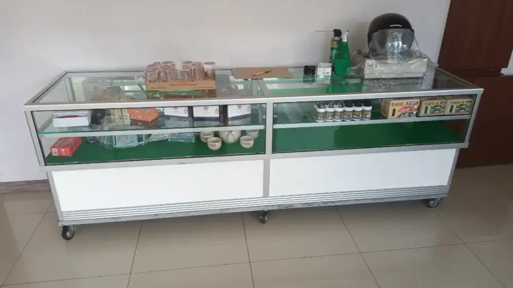 ESTALASE Dengan Roda memakai Tatakan Besi