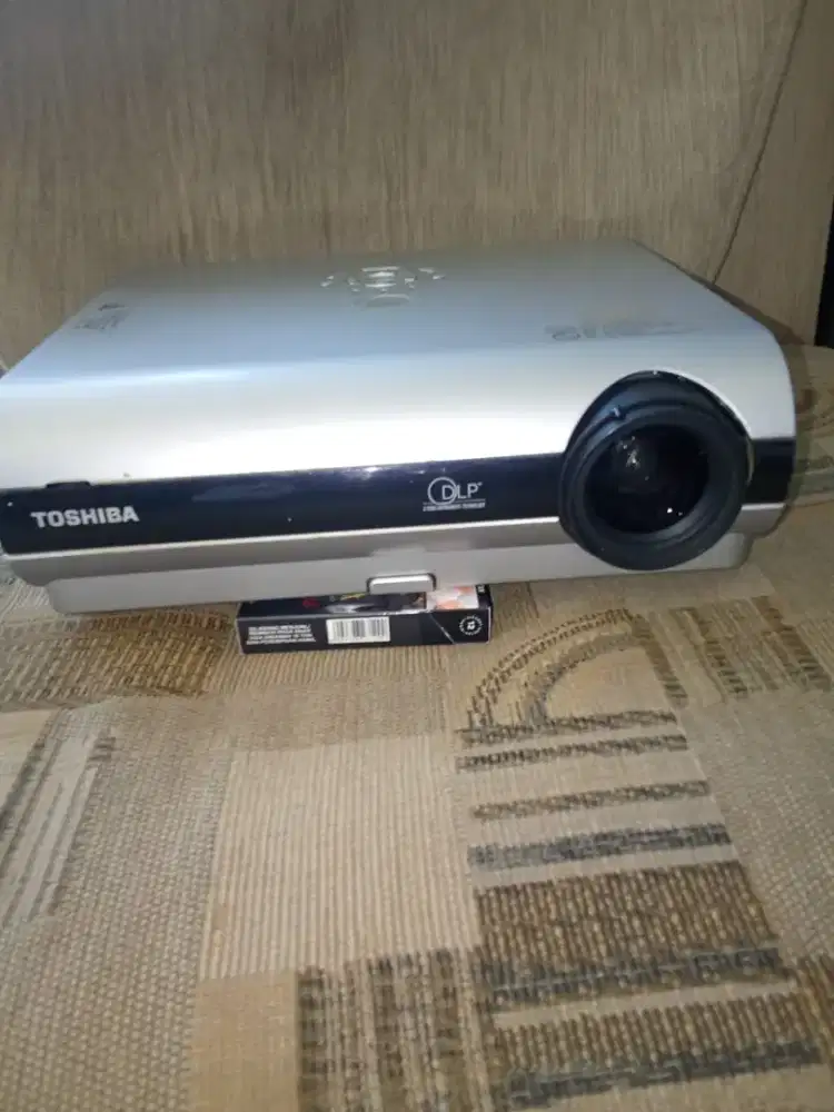 Proyektor fokus TDP S21 tosiba