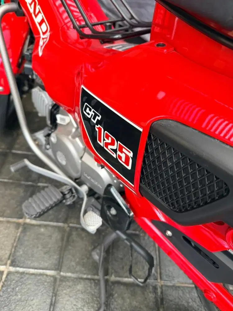 Honda CT-125 merah