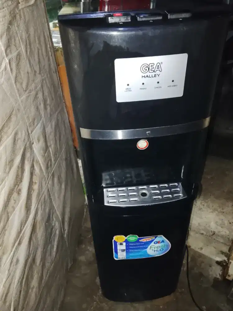 Dispenser galon bawah merk GEA