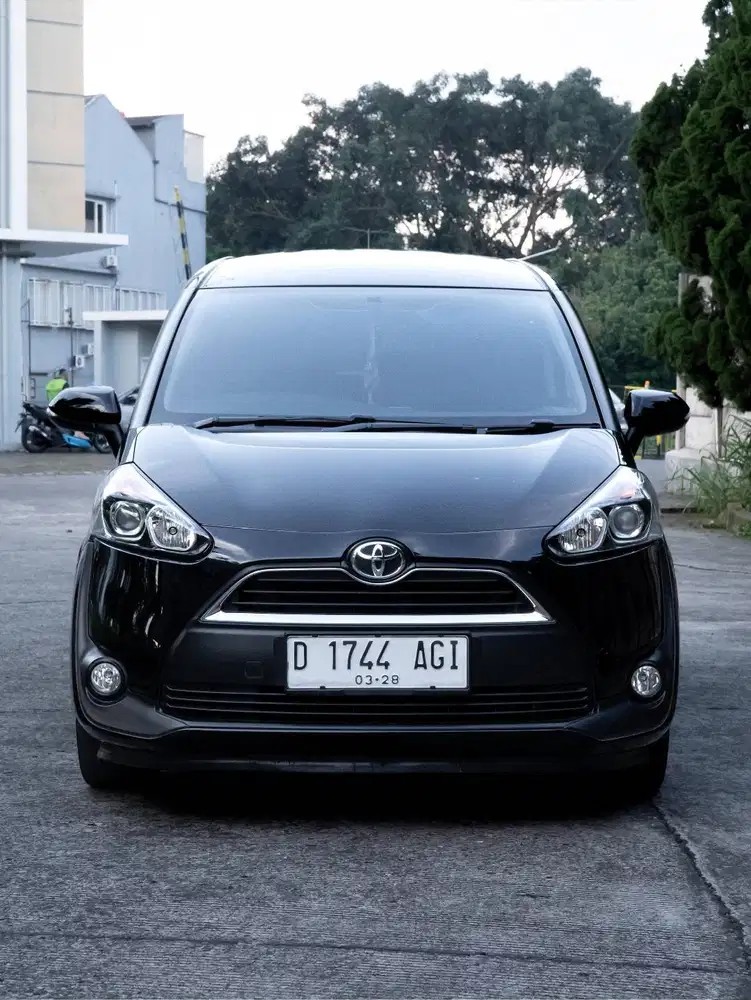 Toyota Sienta V matic 2017 hitam Low KM