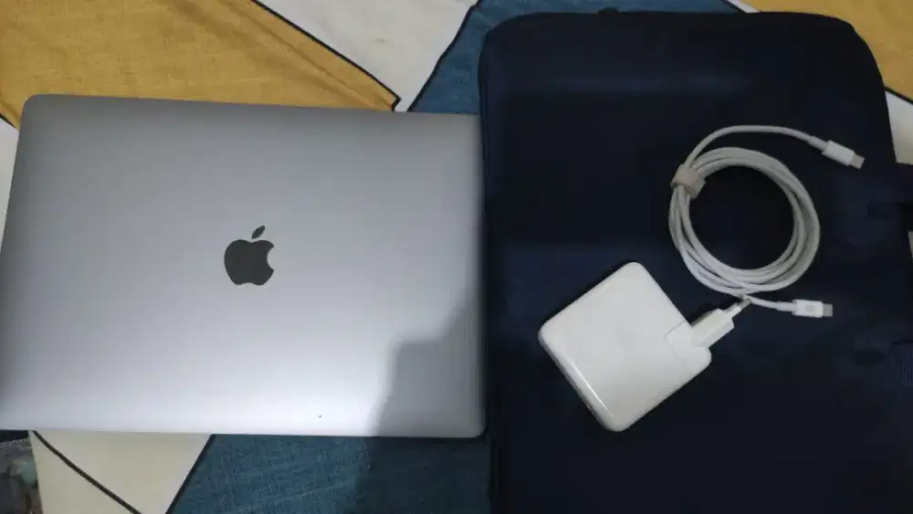 MacBook Pro 13 2019 i5 8/256GB - Unit + Charger