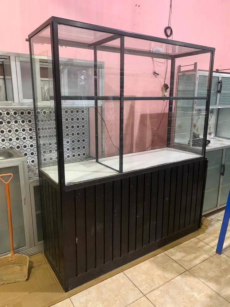 Etalase gerobak alumunium bekas 150cm ada minus