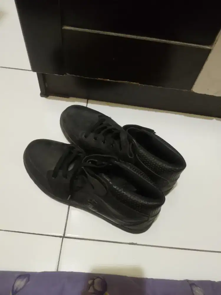 jual sepatu kondisi masih 89% jarang di pakai disimpan terus