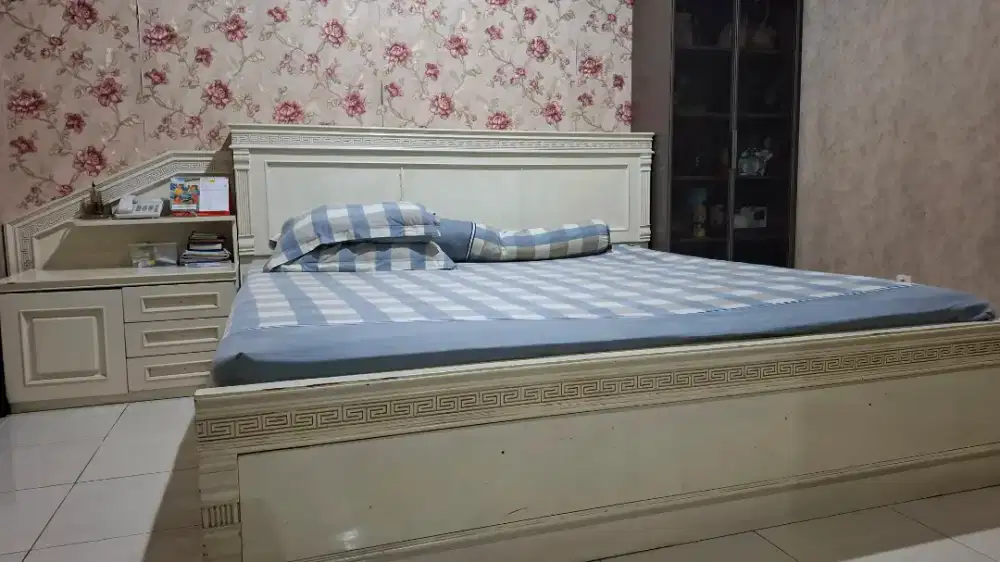 Tempat tidur antik