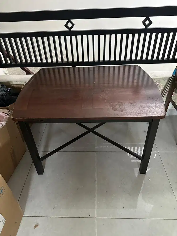 Meja kayu bekas