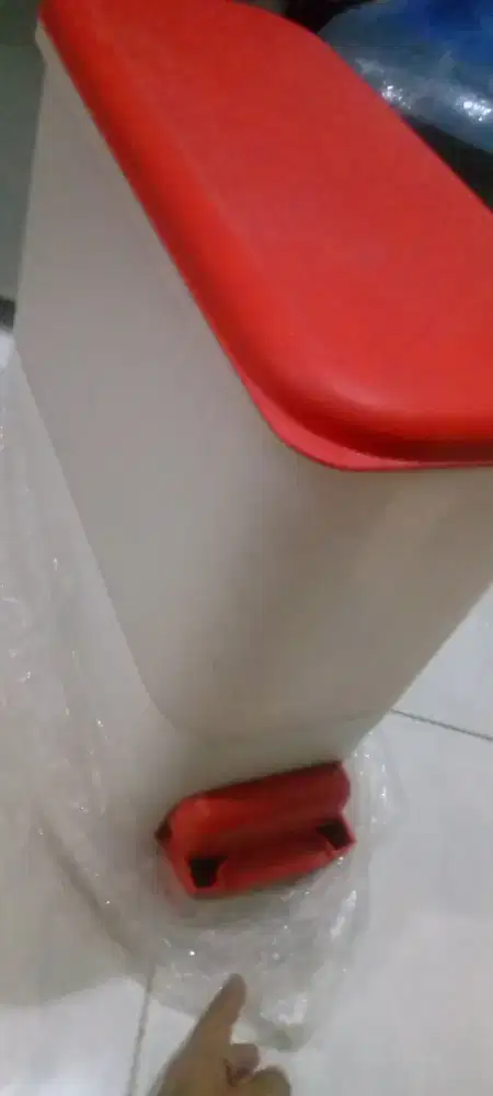 Tempat beras Tupperware