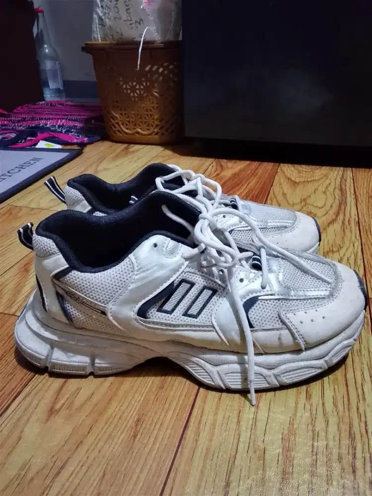 Sepatu bekas ARVUS