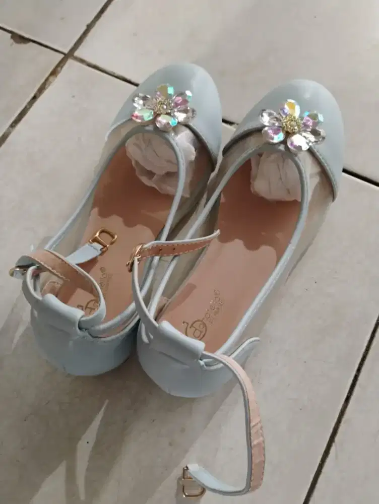 Sepatu anak perempuan