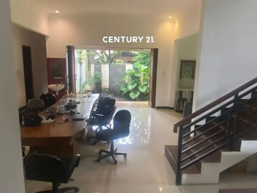 Rumah Cantik Dengan Halaman Luas Cocok Untuk Usaha JS 18356