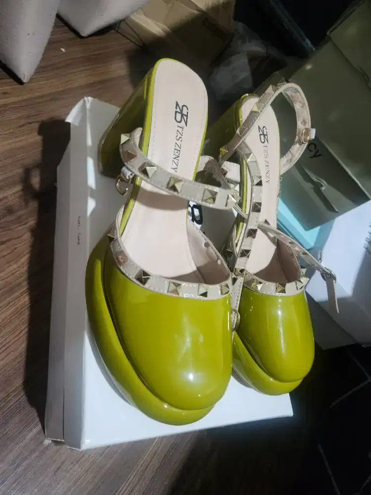 Sepatu wedges uk 40