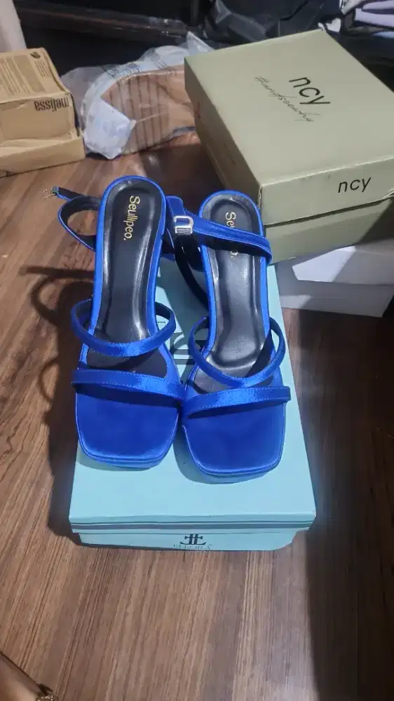 Wedges satin biru
