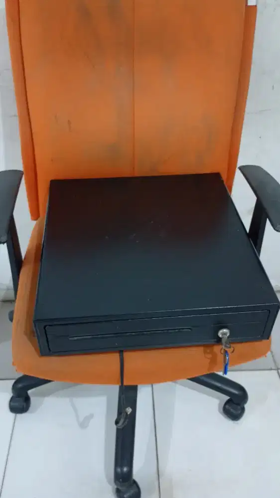 Kursi dn tempat uang