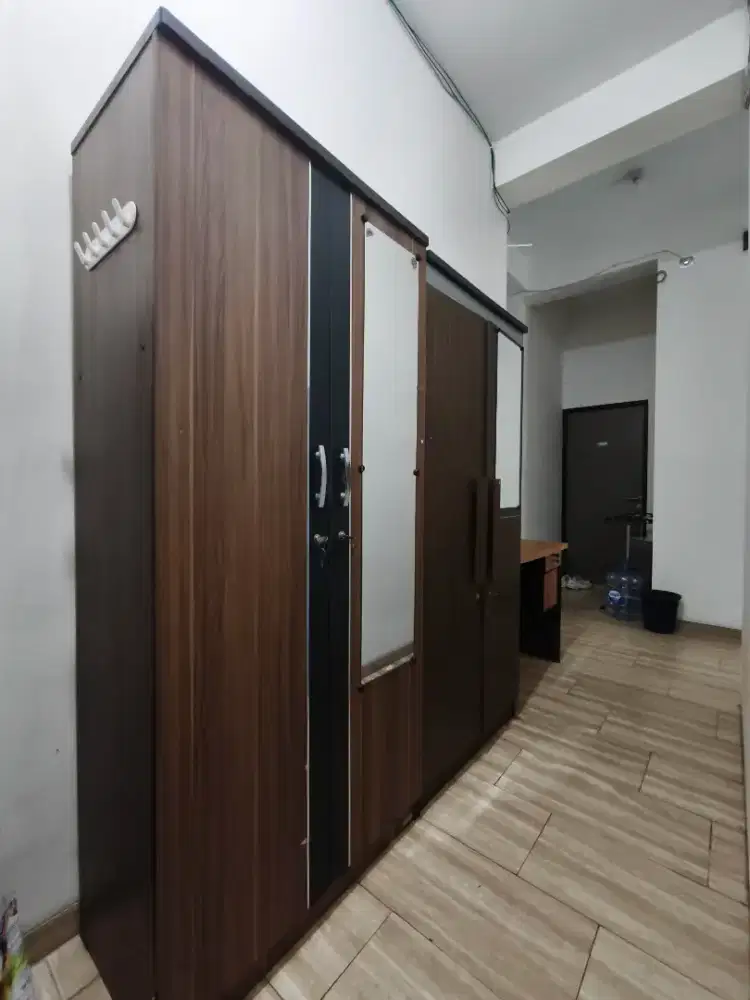 JUAL Lemari 2 pintu bekas kos Putri + Meja Belajar