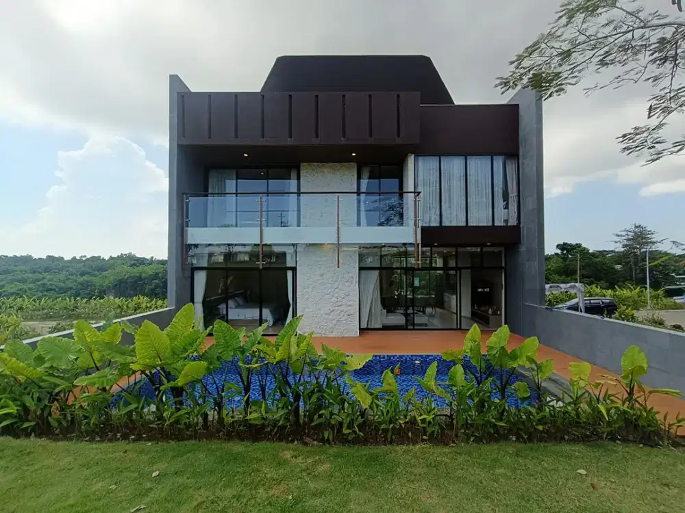 Hanya Satu Satunya di Bali! Vila Mewah Tepat di Tepi Lapangan New Kuta Golf dan Lake View!