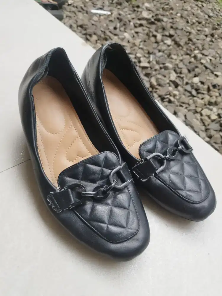 Sepatu kerja wanita