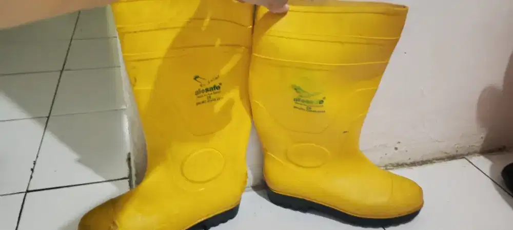 Sepatu boots merk olla Uk 40 bekas seperti baru