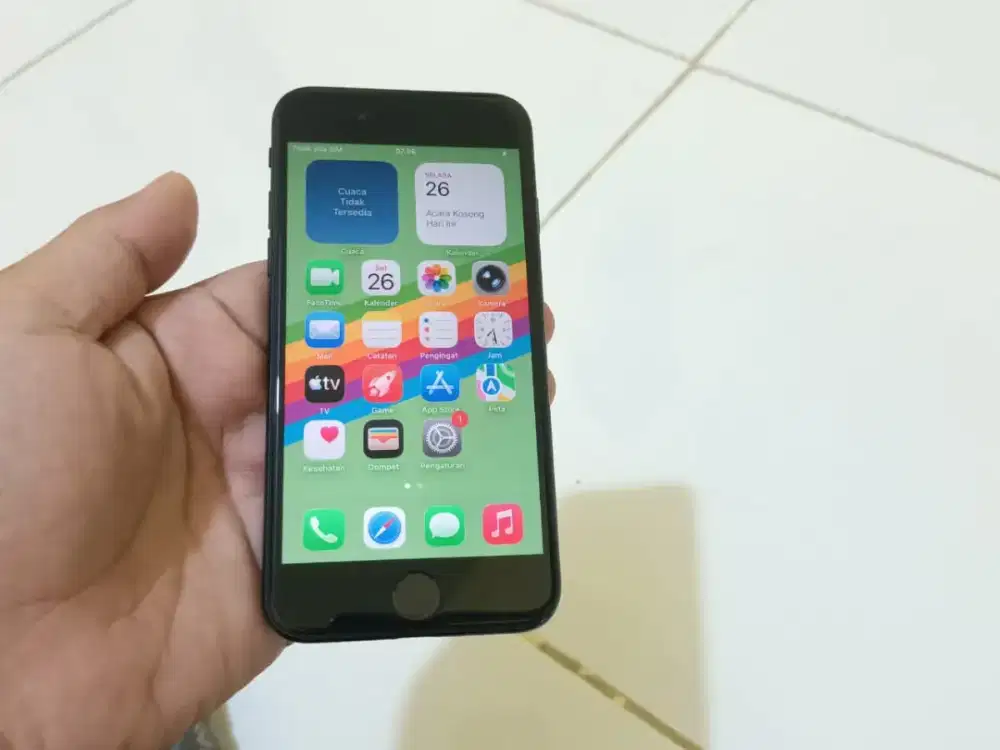 BUTUH UANG iPhone SE Gen 2 64GB Hitam ALL Operator Full Original Apple