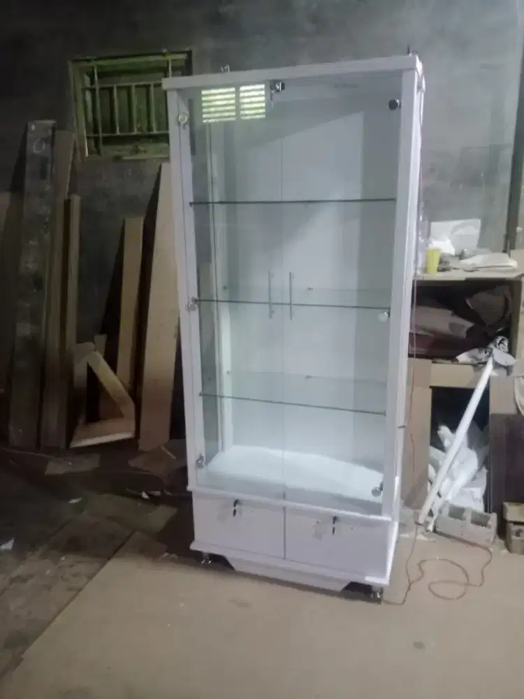 Lemari kaca hias