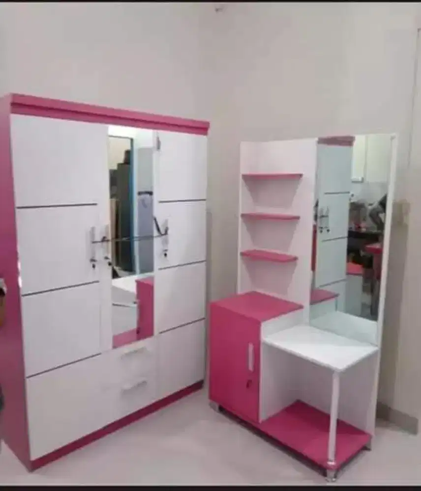 Satu set meja rias dan lemari pakaian