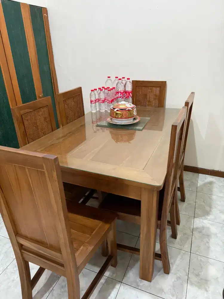 Meja Makan Kayu alas Kaca + Kursi (1 set)