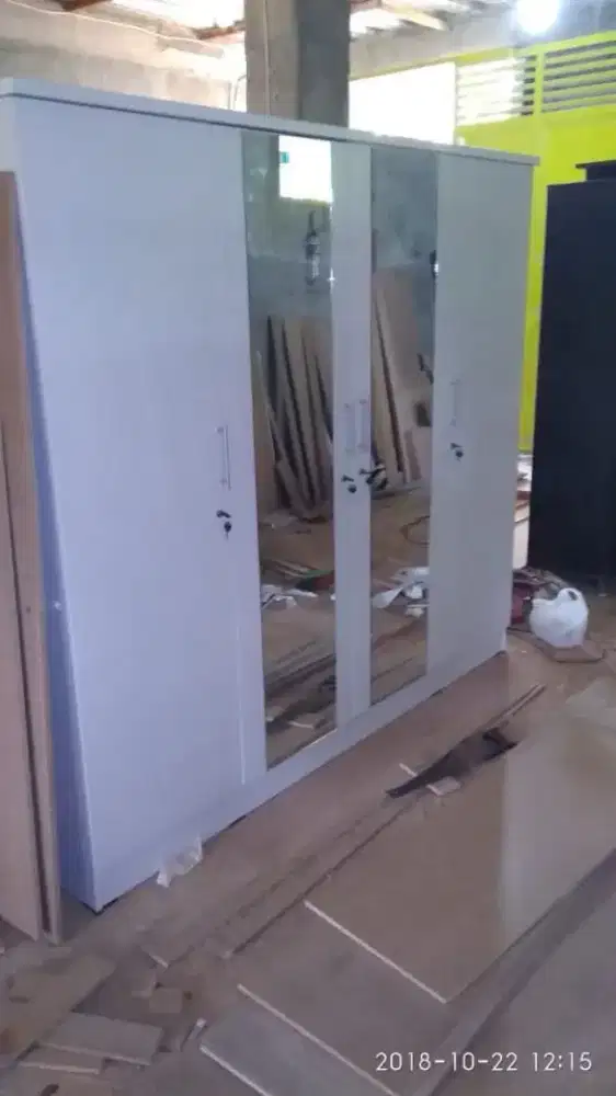 Lemari pakaian 4 pintu