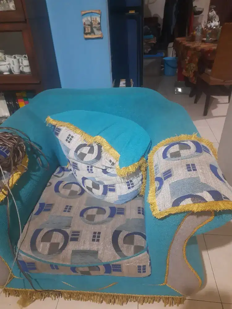 Sofa warna biru list kuning