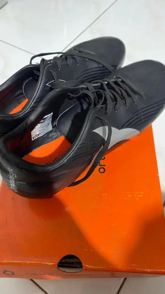 sepatu bola ortuseight ukuran 40