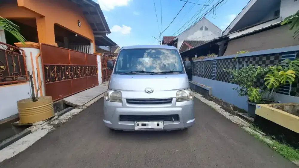 Daihatsu Gran Max
Silver