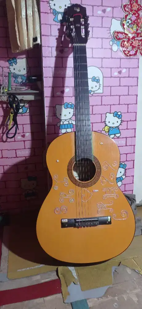 Di jual gitar merek hinder CG40