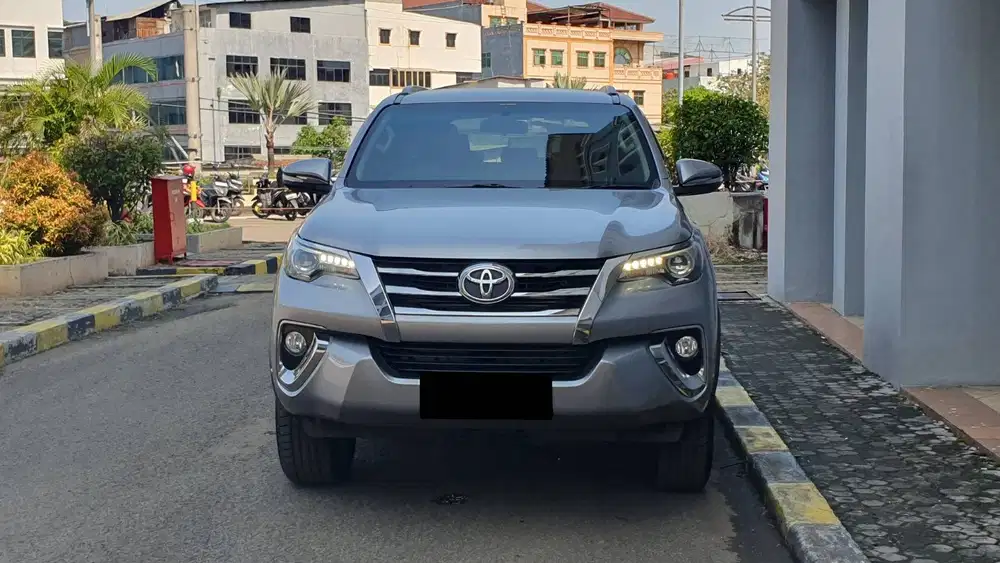 Toyota Fortuner 2.4 VRZ Diesel AT Silver Metalik 2017 Low KM Garansi
