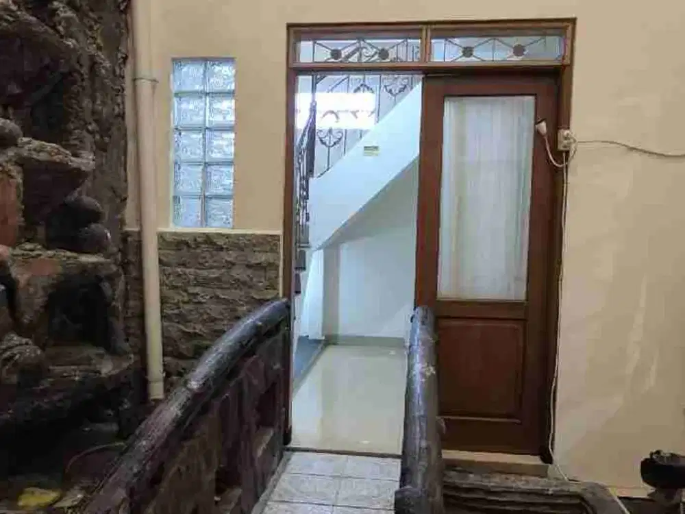 2 lantai Rumahnya,Jalannya  lebar ,Ada nya di Raya di salah satu cluster strategis depan taman budaya Sentul city. semi furnished.