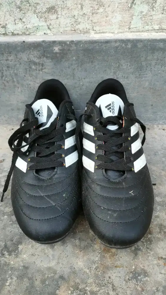 Sepatu bola ukuran 41