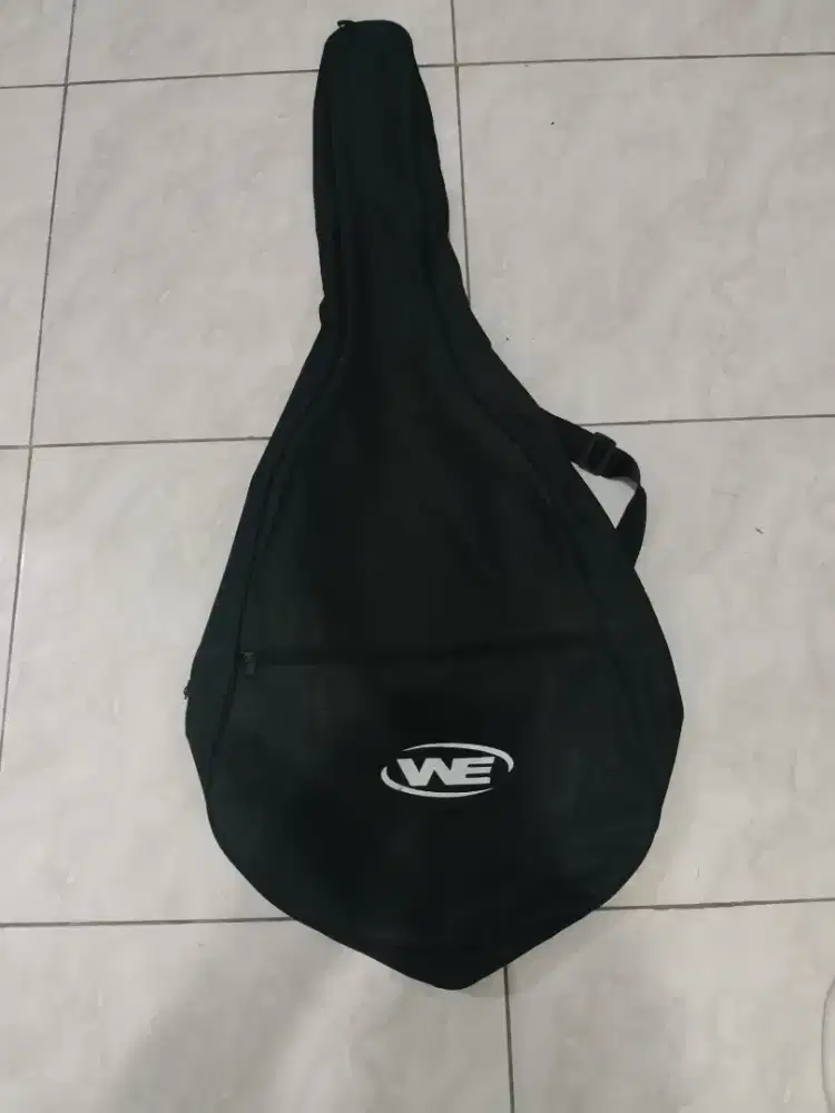 Gitar. Merek we no minus . Dapet capo. Dan kabel Jack.
