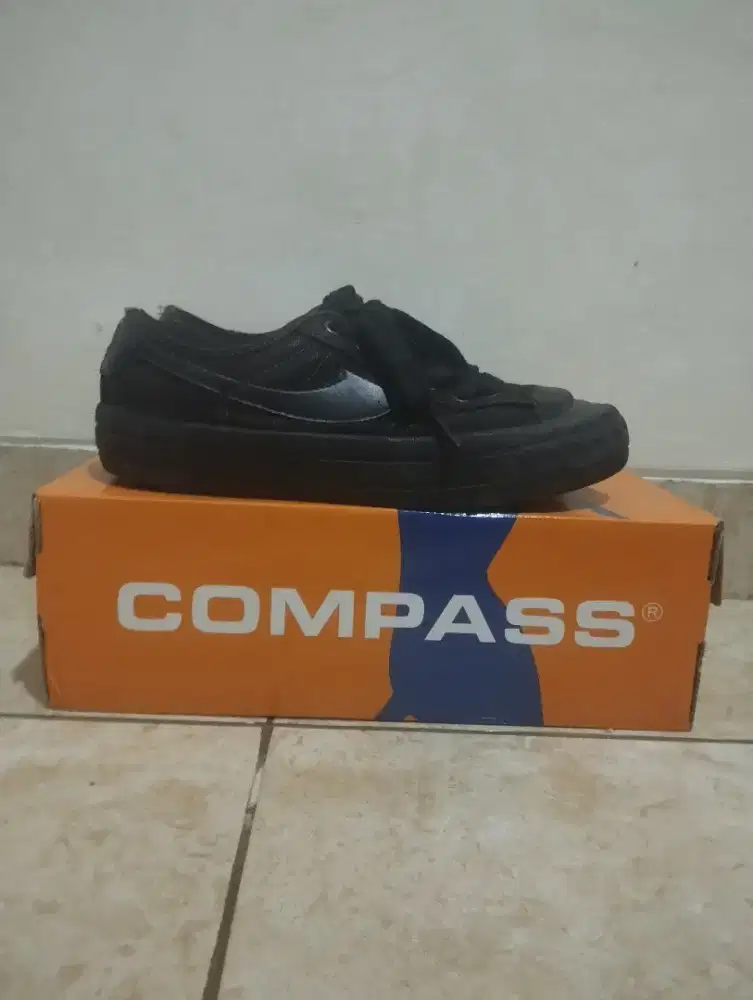 Sepatu Compass Retrograde Low Black x Black