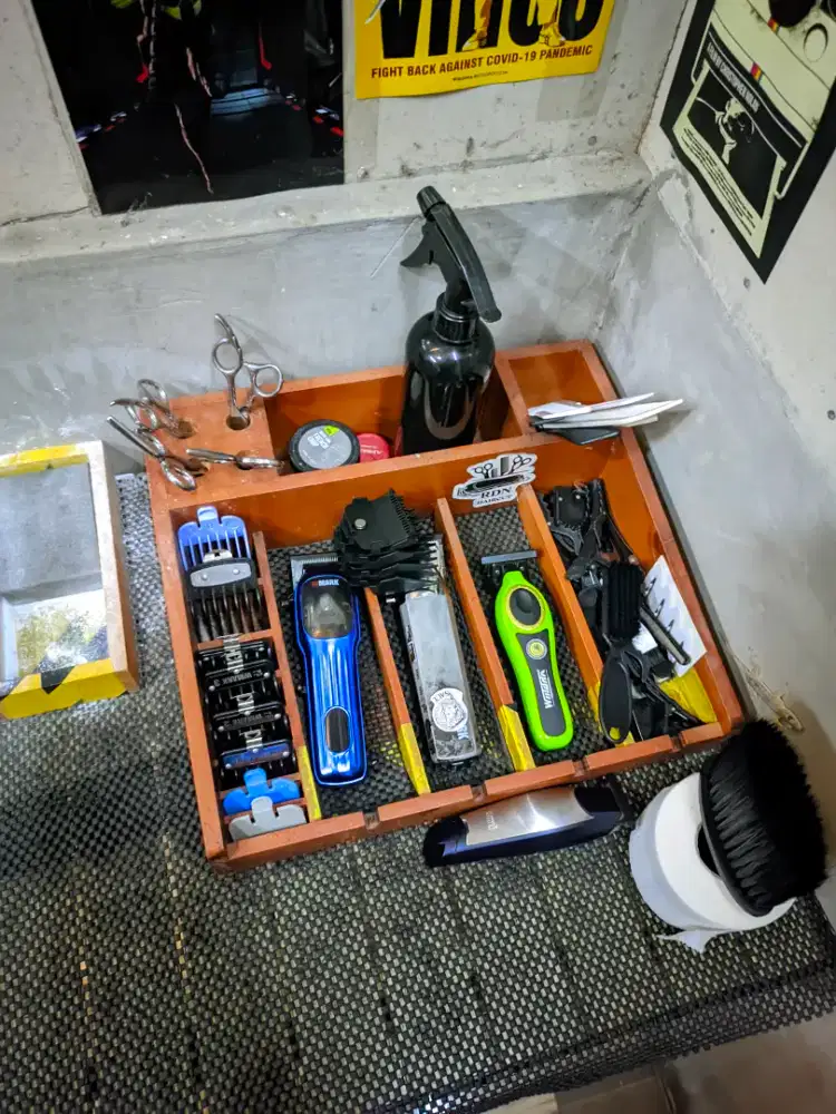 Kotak kayu alat2 barber