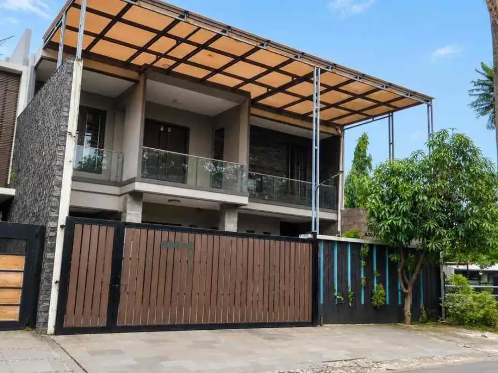 Rumah Mewah Full Furnished dengan Kolam Renang di Banjar Wijaya