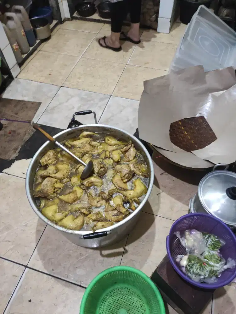 Karyawan masak sunda antapani