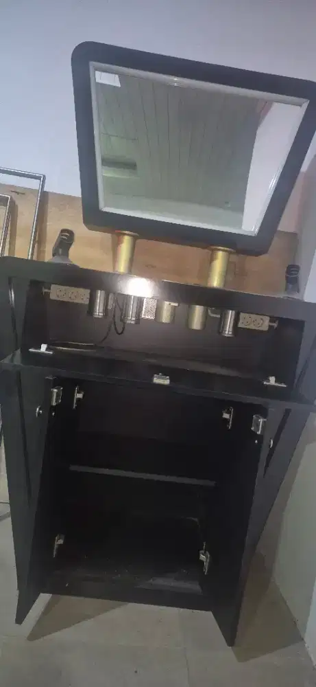 Meja hias kayu kaca
