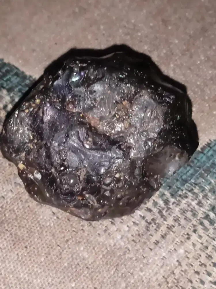 Bongkahan batu hitam