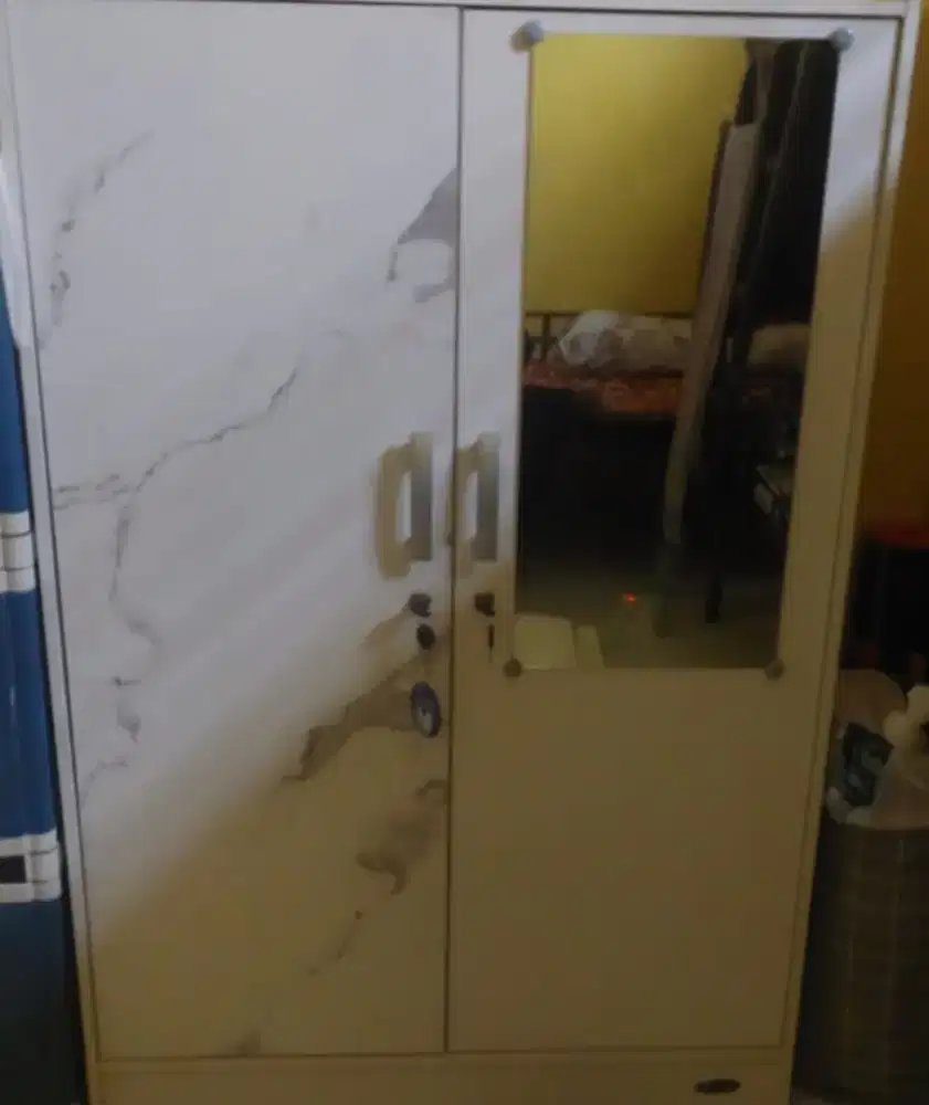 Lemari kayu minimalis