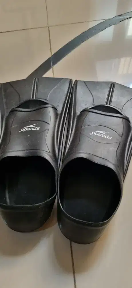 Sepatu katak speedo