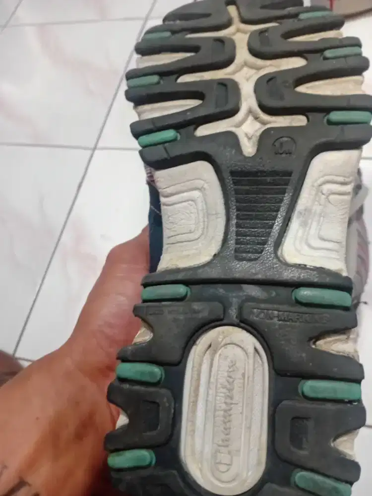 Jual sepatu masih layak pakai