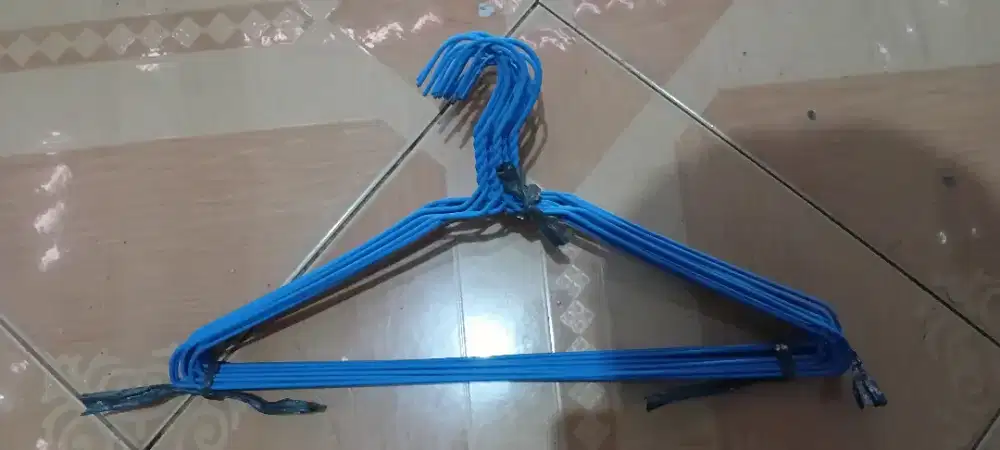 Gantungan Pakaian Besi