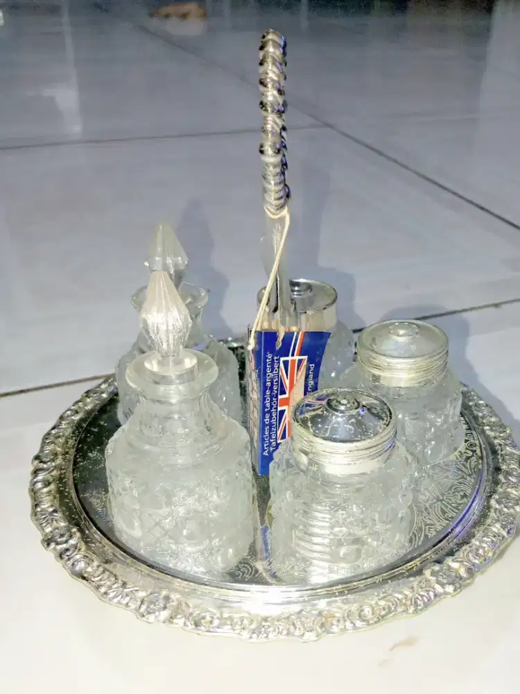 Tempat Bumbu Diatas Meja Makan Dari Queen Anne