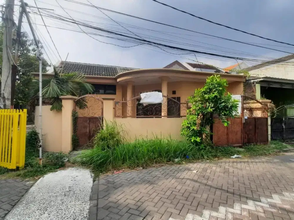Rumah Besar POJOK, Perum Puri Indah, Tengah Kota Sidoarjo