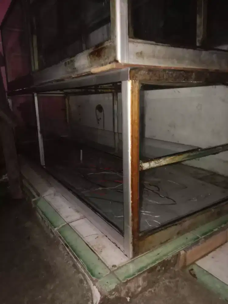 Jual 2 etalase bekas warteg